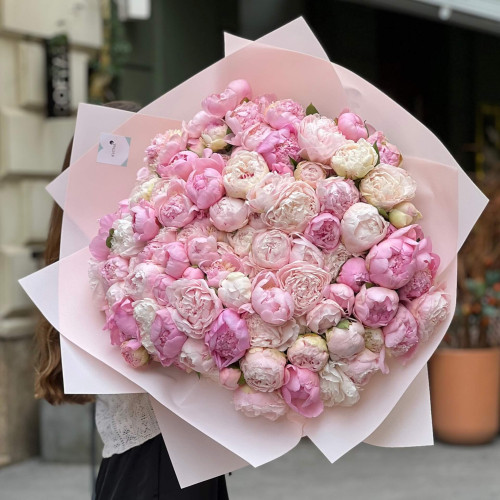 Мікс зі 101 півонії Angel Cheeks і Mother's Choice в букеті «Ангельські обійми»