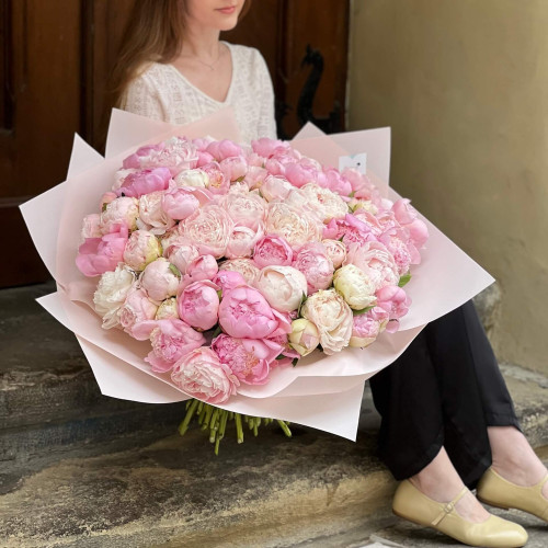 Мікс зі 101 півонії Angel Cheeks і Mother's Choice в букеті «Ангельські обійми»