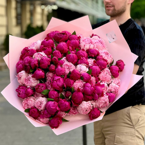 Микс из 101 пиона Kansas и Pietertje Vriend Wagenaar в букете «Искренние чувства»