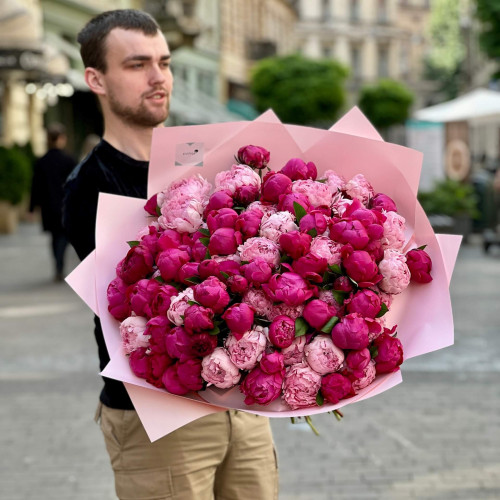 Микс из 101 пиона Kansas и Pietertje Vriend Wagenaar в букете «Искренние чувства»