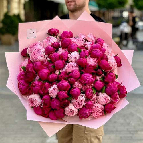 Микс из 101 пиона Kansas и Pietertje Vriend Wagenaar в букете «Искренние чувства»