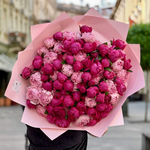 Микс из 101 пиона Kansas и Pietertje Vriend Wagenaar в букете «Искренние чувства»