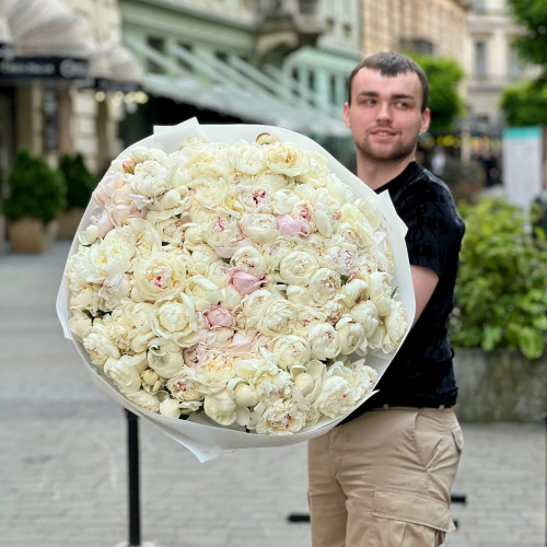Ніжний мікс зі 121 півонії сортів Petticoat Flounce і Fairy's Petticoat у букеті «Чиста любов»