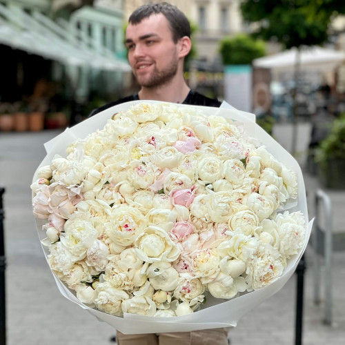 Ніжний мікс зі 121 півонії сортів Petticoat Flounce і Fairy's Petticoat у букеті «Чиста любов»