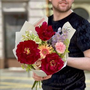 Яскравий букет з півоніями «Палаючі зірки»