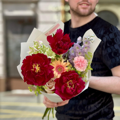 Яскравий букет з півоніями «Палаючі зірки»