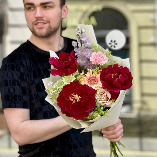 Яскравий букет з півоніями «Палаючі зірки»