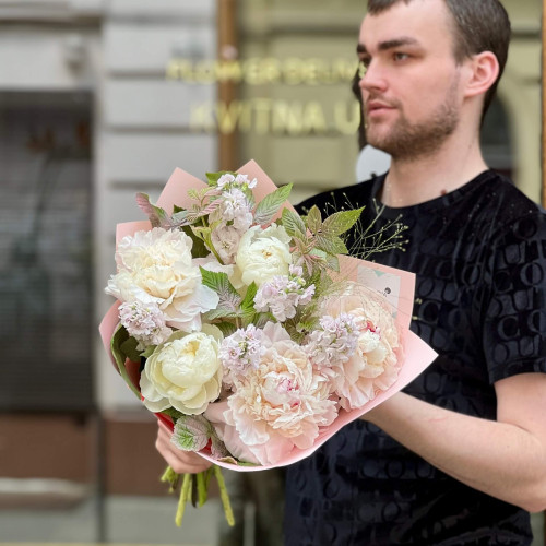 Заппашний букет з півоній та матіоли «Казковий аромат»