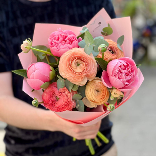Vibrant bouquet of peonies and ranunculus «Multifaceted Beauty»