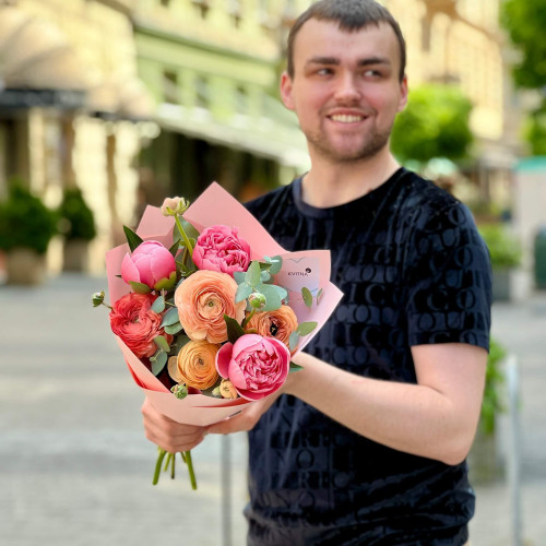 Vibrant bouquet of peonies and ranunculus «Multifaceted Beauty»