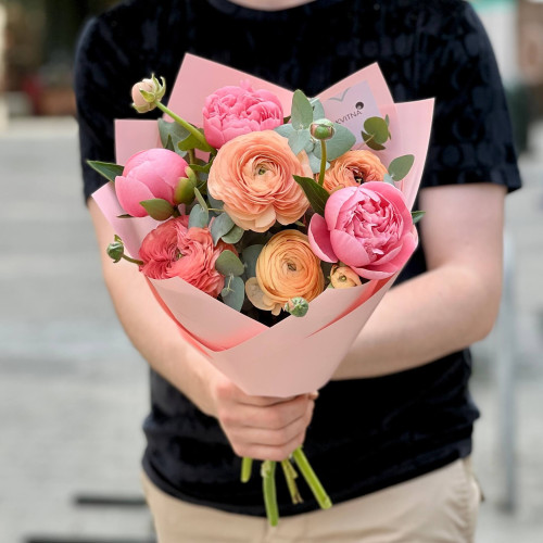 Vibrant bouquet of peonies and ranunculus «Multifaceted Beauty»