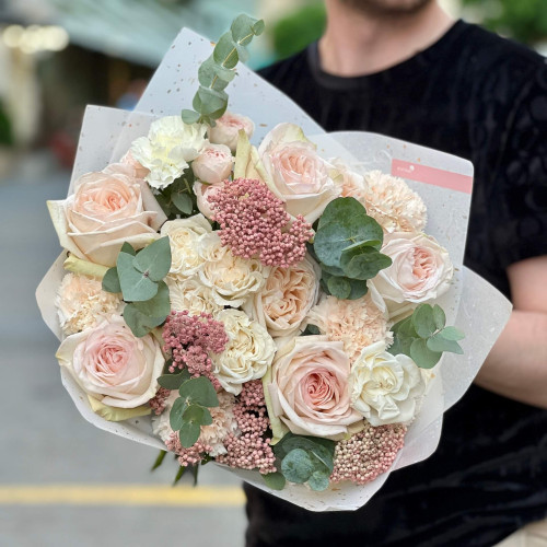 Ніжний букет з піоновидними трояндами «Ванільний мілкшейк»