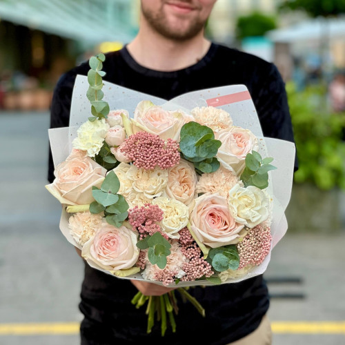 Ніжний букет з піоновидними трояндами «Ванільний мілкшейк»