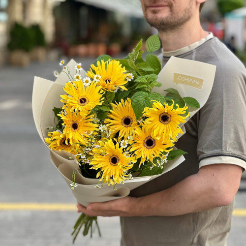 9 Pasta Solomio gerberas with tanacetum in a bouquet «Summer Sun»