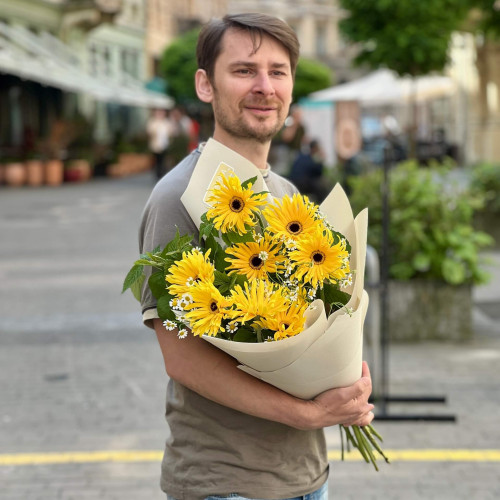 9 Pasta Solomio gerberas with tanacetum in a bouquet «Summer Sun»