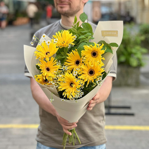 9 Pasta Solomio gerberas with tanacetum in a bouquet «Summer Sun»