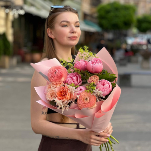 Bouquet in warm fresh shades «Mango Sherbet»