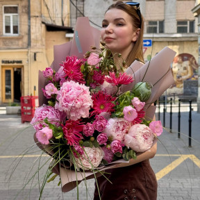 Пухнастий розкішний букет з півоніями «Малиновий шторм»