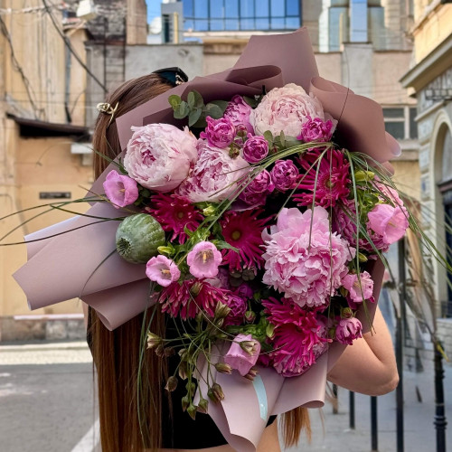 Пухнастий розкішний букет з півоніями «Малиновий шторм»