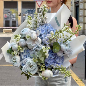 Блакитний букет з ексклюзивними півонями Vip Roses «Крижана вершина»