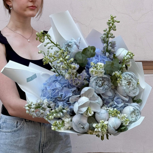 Блакитний букет з ексклюзивними півонями Vip Roses «Крижана вершина»