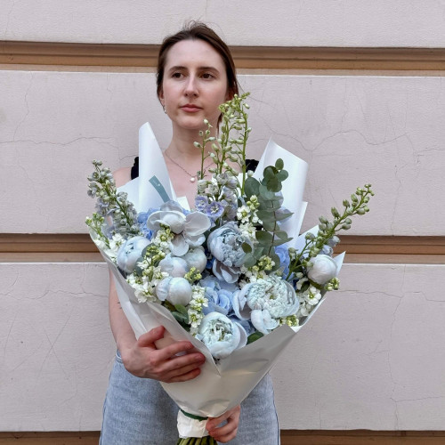 Блакитний букет з ексклюзивними півонями Vip Roses «Крижана вершина»