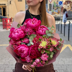 Яскравий малиновий букет з півоніями «Феєрія кольору»