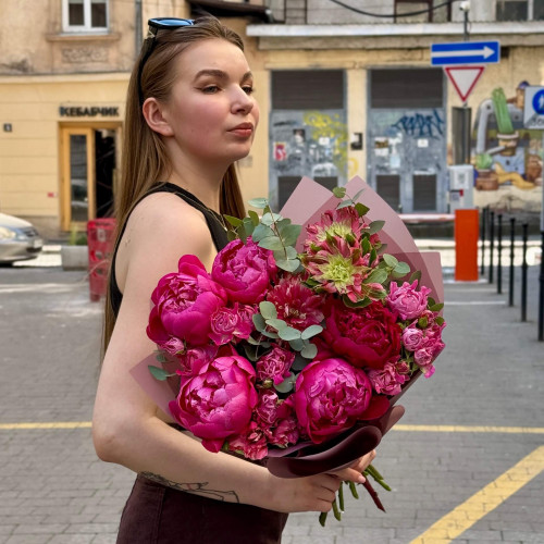 Яскравий малиновий букет з півоніями «Феєрія кольору»