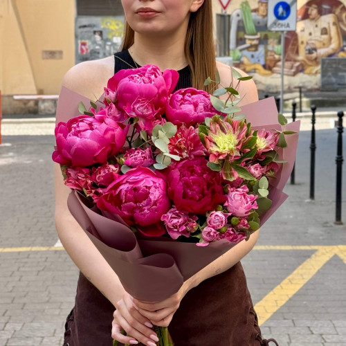 Яскравий малиновий букет з півоніями «Феєрія кольору»