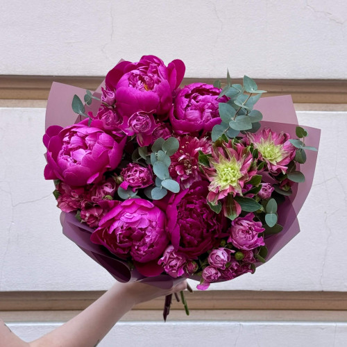 Яскравий малиновий букет з півоніями «Феєрія кольору»