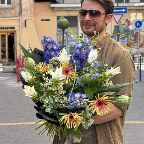 Цікавий об'ємний літній букет «Яскравий момент»