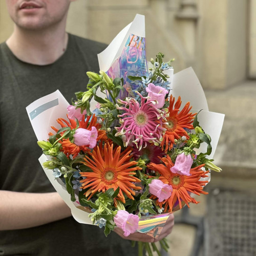 Яркий букет с герберами Pasta Marinara и Pasta Femke «Радужные мотыльки»