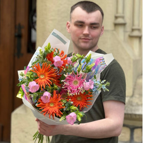 Яскравий букет з герберами Pasta Marinara і Pasta Femke «Веселкові метелики»