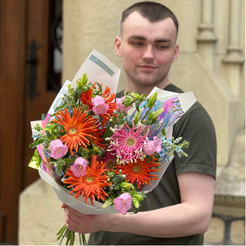 Яркий букет с герберами Pasta Marinara и Pasta Femke «Радужные мотыльки»