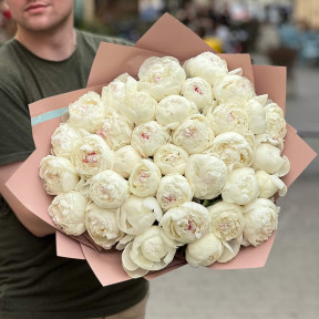 35 ніжних півоній сорту Avalanche у букеті «Вершкові хмаринки»