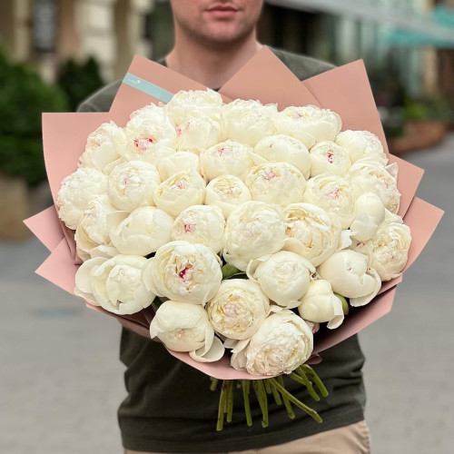 35 ніжних півоній сорту Avalanche у букеті «Вершкові хмаринки»