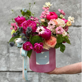 Незвичайна композиція у коробці з півоніями сорту Kansas «Малиновий вечір»