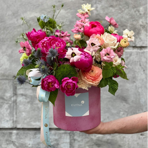 Незвичайна композиція у коробці з півоніями сорту Kansas «Малиновий вечір»