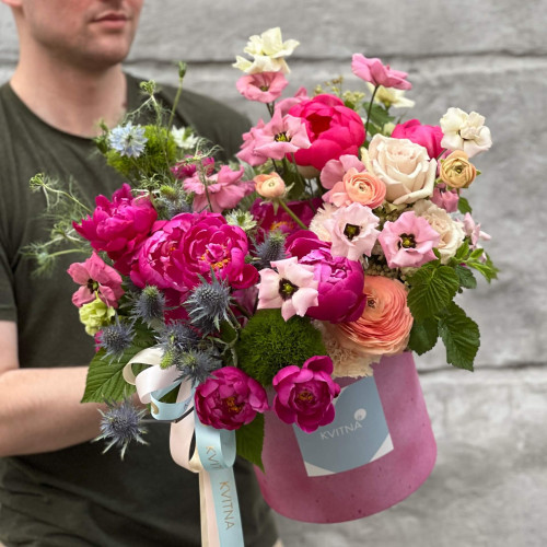 Незвичайна композиція у коробці з півоніями сорту Kansas «Малиновий вечір»