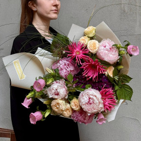 Пухнастий букет з ароматними півоніями «Літня мелодія»