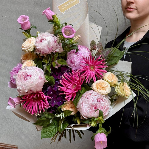 Пухнастий букет з ароматними півоніями «Літня мелодія»