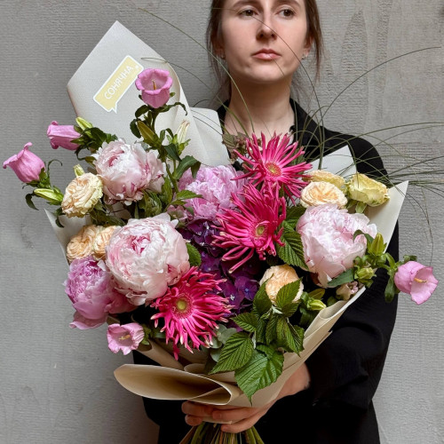 Пухнастий букет з ароматними півоніями «Літня мелодія»