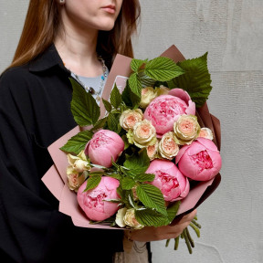 Милий букет з півоніями Etched Salmon «Аромат суниці»