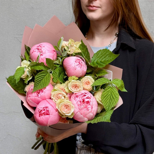 Милый букет с пионами Etched Salmon «Аромат клубники»
