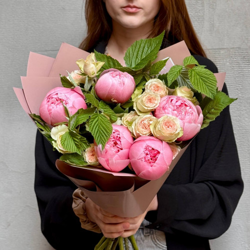 Милый букет с пионами Etched Salmon «Аромат клубники»