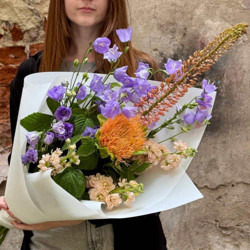 Цікавий сезонний букет з екзотичним скадоксусом «Вечірній промінь»