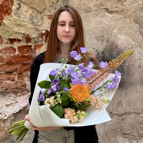 Цікавий сезонний букет з екзотичним скадоксусом «Вечірній промінь»