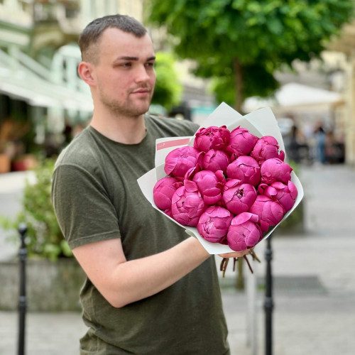 15 півоній сорту Kansas у букеті «Соковитий захід»