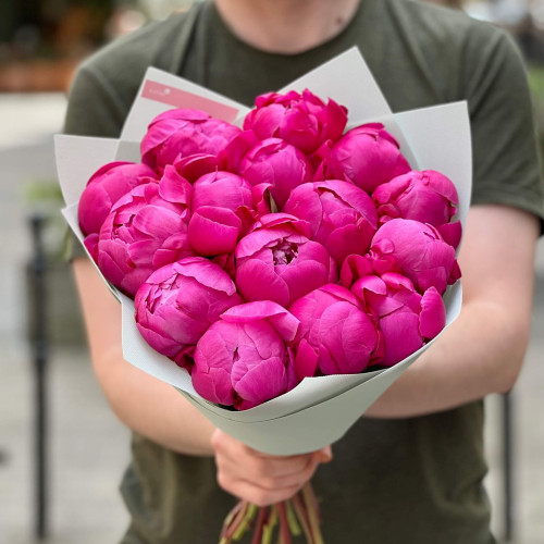 15 півоній сорту Kansas у букеті «Соковитий захід»