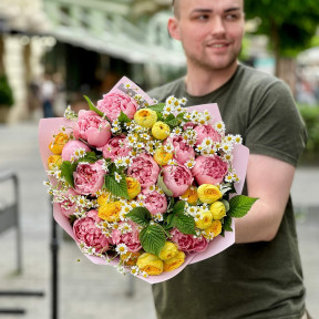 Яскравий букет з півоніями Etched Salmon «Оксамитове поле»